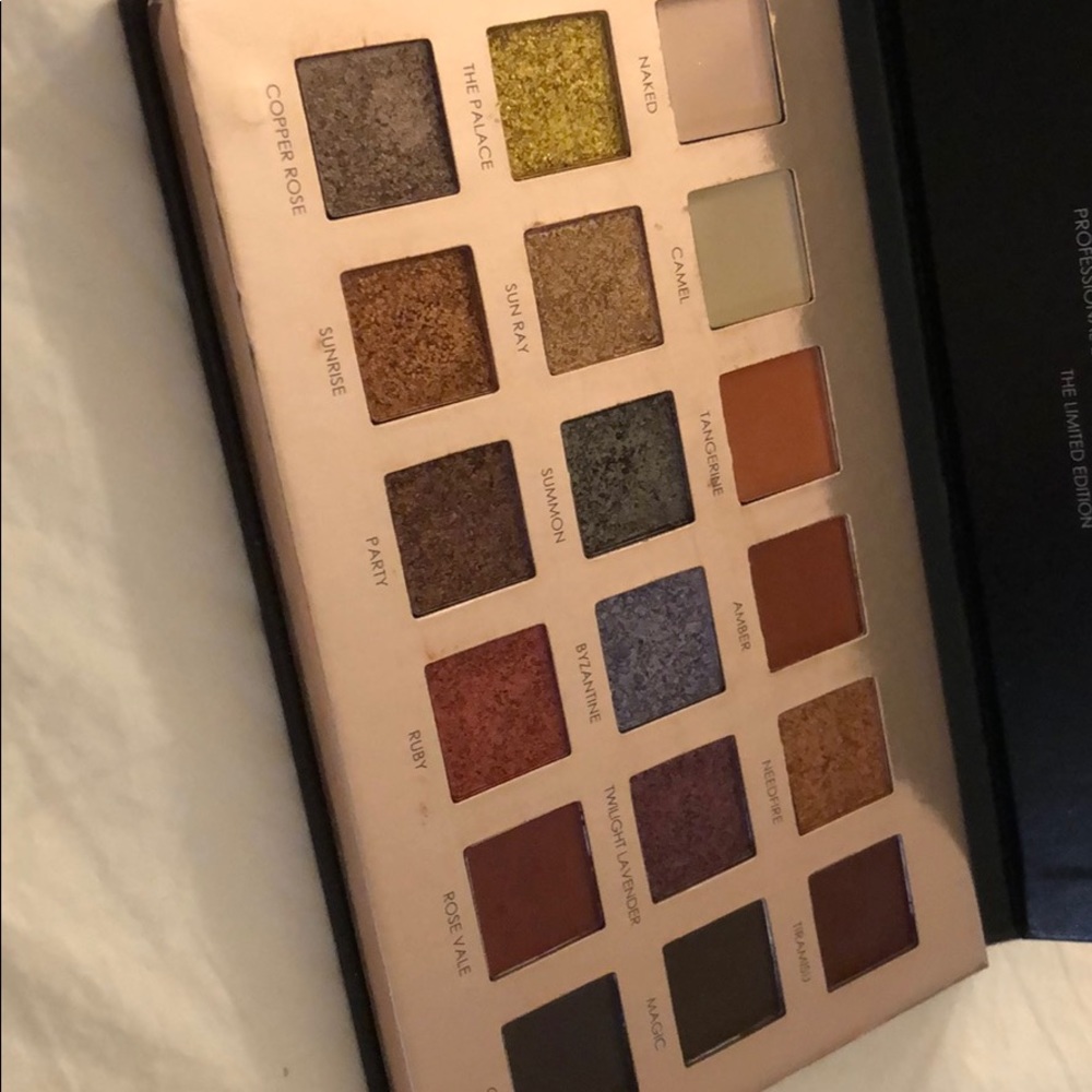 Eyeshadow - Picture 2 of 4